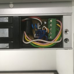 Time to Start (Danylo Chernytsia) - Otwarta obudowa zamka elektromagnetycznego z widocznymi przewodami, złączkami i elementami elektroniki wewnątrz metalowej ramy.