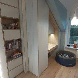 WOOD ART. MEBLE RAFAŁ CHALECKI - Pokój dziecięcy z zabudową meblową: regał z półkami na książki i zabawki, biurko wnękowe pod skosem dachu z oświetleniem LED, oraz kojec z kulkami, na podłodze jasny parkiet