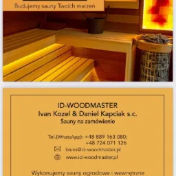 Wnętrze sauny z podświetlanymi ławkami, wiadrem na wodę i piecem z kamieniami, widoczne logo firmy ID-WOODMASTER oraz dane kontaktowe.
