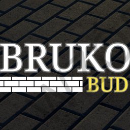 KP Design Kamil Piskorz - Ciemnoszara kostka brukowa ułożona w jodełkę, z nałożonym białym napisem 'BRUKO' i żółtym napisem 'BUD' oraz symbolem muru z cegieł.