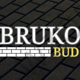 Ciemnoszara kostka brukowa ułożona w jodełkę, z nałożonym białym napisem 'BRUKO' i żółtym napisem 'BUD' oraz symbolem muru z cegieł.