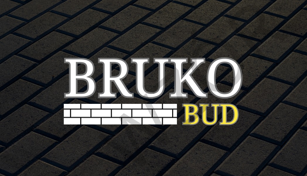 Ciemnoszara kostka brukowa ułożona w jodełkę, z nałożonym białym napisem 'BRUKO' i żółtym napisem 'BUD' oraz symbolem muru z cegieł.