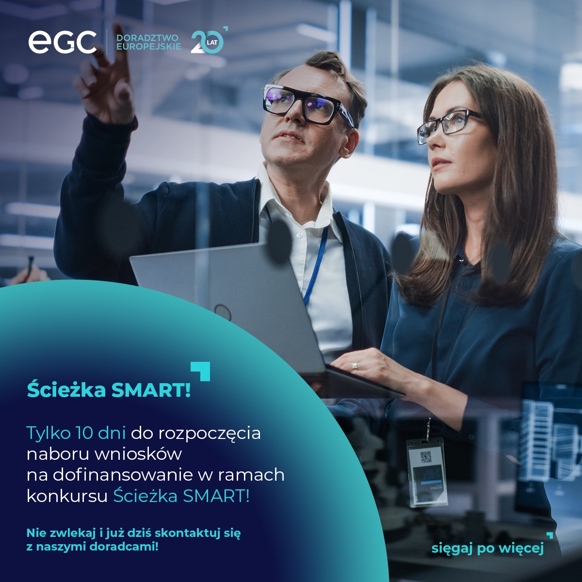 Dwoje doradców w okularach, mężczyzna z laptopem wskazuje palcem, kobieta patrzy w tym samym kierunku, firmowe logo EGC w tle.