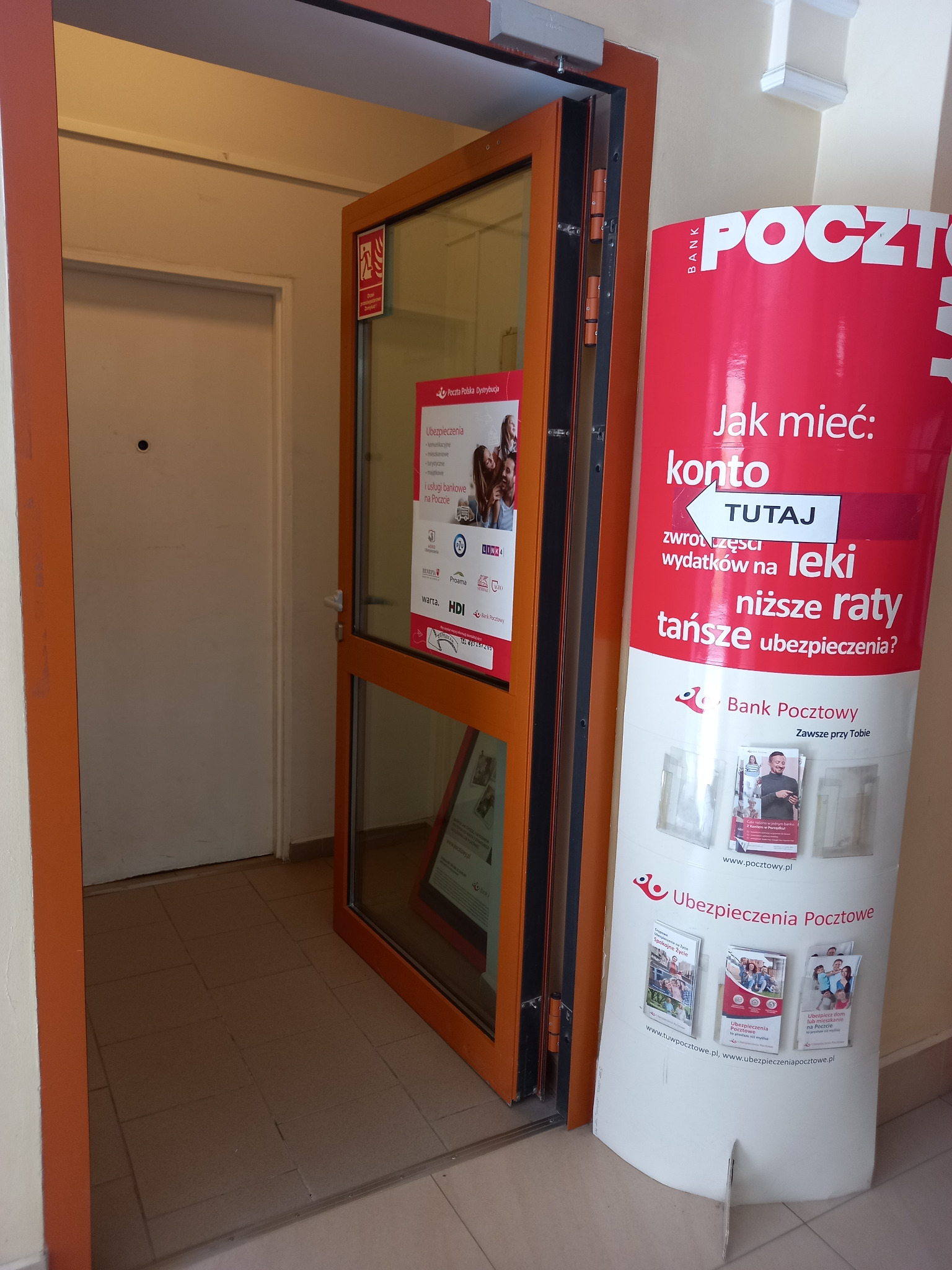 Biuro mieści się w budynku razem z Urzędem Pocztowym oraz Szkoło Muzyczną w Tuchowie.