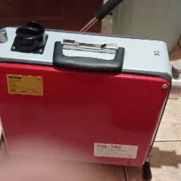 Przenośna elektryczna maszyna do czyszczenia rur VEVOR GQ-100 z elastycznym wężem spiralnym, stojąca na kafelkach.