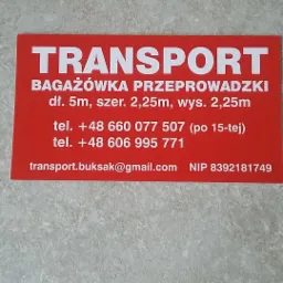 Czerwona wizytówka firmy transportowej z napisem 'TRANSPORT BAGAŻÓWKA PRZEPROWADZKI', wymiarami bagażówki, numerami telefonów i adresem e-mail, leżąca na szarej powierzchni.