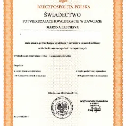 Skan świadectwa potwierdzającego kwalifikacje zawodowe w zawodzie technik rachunkowości, wydanego w Gdańsku w 2015 roku, z pieczęciami i podpisem dyrektora Okręgowej Komisji Egzaminacyjnej.