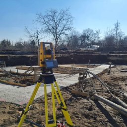 Usługi Geodezyjne - Piotr Madej - Obsługa remontowanej zajezdni tramwajowej Borek, Tyczenie fundamentów pod halę obsługi tramwajów.