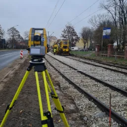 Ustawianie osi torowiska tramwajowego pod plaser, na remontowanym odcinku do pętli w Leśnicy.