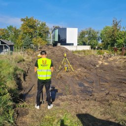 Tyczenie osi konstrukcyjnych budynku.