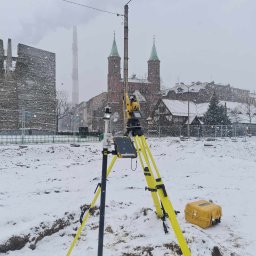 Zimowa aura na budowie.