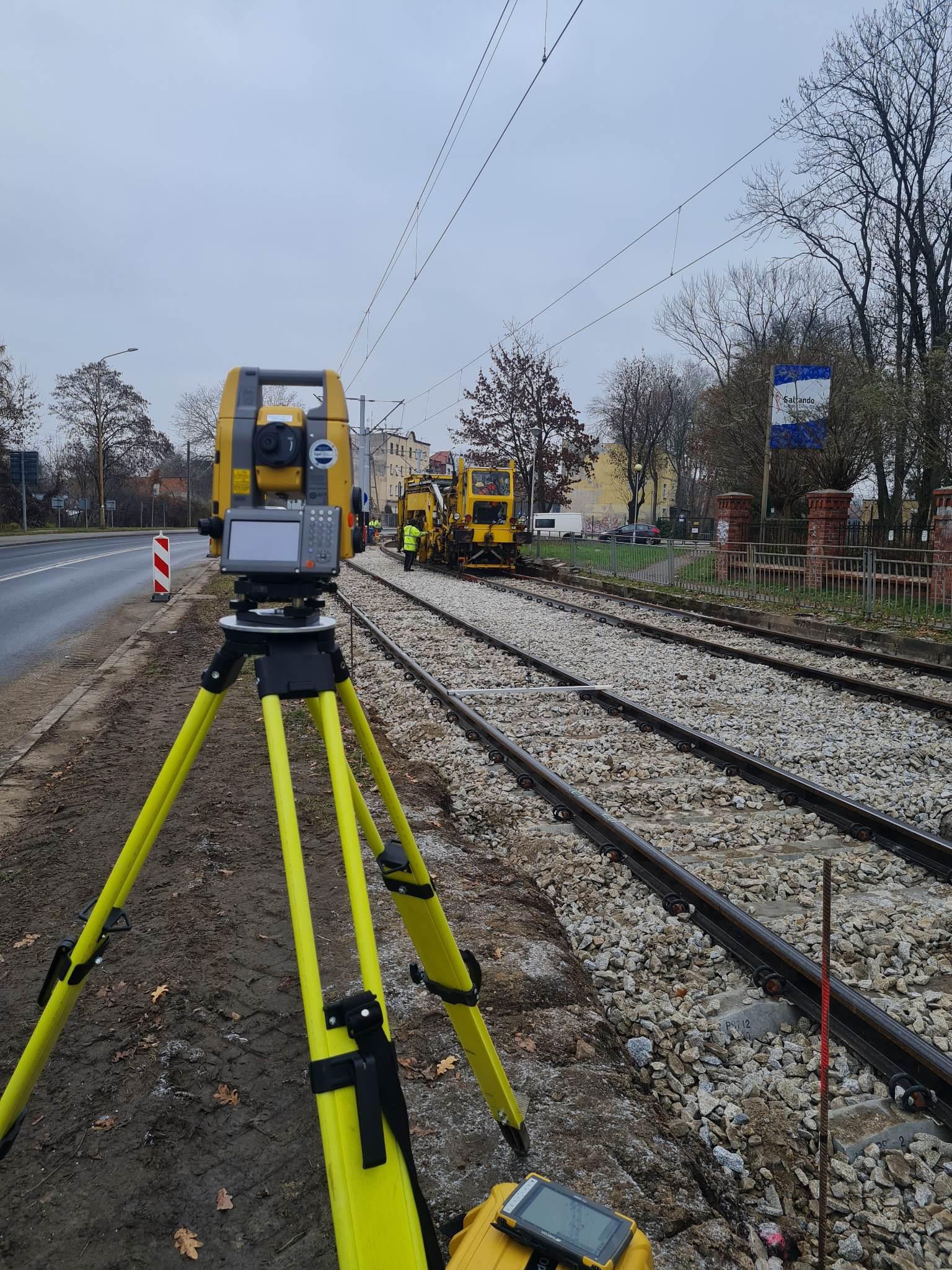 Ustawianie osi torowiska tramwajowego pod plaser, na remontowanym odcinku do pętli w Leśnicy.