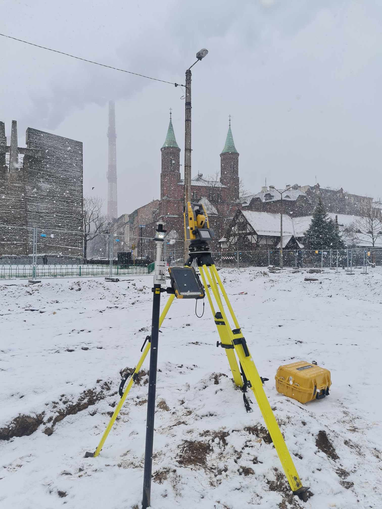 Zimowa aura na budowie.