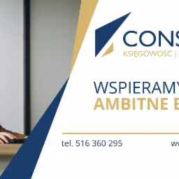 Kobieta w brązowej marynarce, uśmiechnięta, siedzi przy biurku, obok logo firmy Consensa z hasłem 'Wspieramy ambitne biznesy', widoczny numer telefonu i adres strony internetowej.