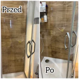 Por&oacute;wnanie kabiny prysznicowej przed i po czyszczeniu, widoczne zacieki i osad na szybie po lewej stronie oraz czysta, lśniąca powierzchnia po prawej stronie, drewnopodobne płytki w tle.