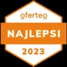 Pomarańczowa odznaka Oferteo 'Najlepsi 2023' na białym tle, w kształcie sześciokąta z zaokrąglonymi rogami.