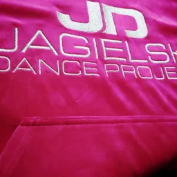 Produkcja dresów welurowych na miarę. Znakowanie Haftem komputerowym