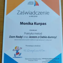 Zaświadczenie nr 992/2018 dla Moniki Kurpas o ukończeniu praktyki metod 'Dam Radę!' oraz 'Jestem z Ciebie dumny!' w Laboratorium Edukacji i Terapii SR, podpisane przez Sławomirę Rzepkowską...