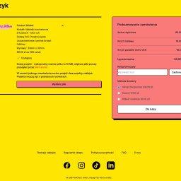VARSABAU PROSTA SPÓŁKA AKCYJNA - Zrzut ekranu strony koszyka sklepu internetowego oferującego personalizowane naklejki: podsumowanie zamówienia, wybór opcji dostawy i płatności, możliwość dodania pliku z projektem naklejki.