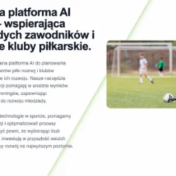 Chłopiec w czerwonym stroju kopie piłkę na zielonym boisku w Warszawie, w tle widoczna bramka i inni zawodnicy. Zdjęcie ilustruje trening piłkarski z wykorzystaniem nowoczesnej platformy AI.