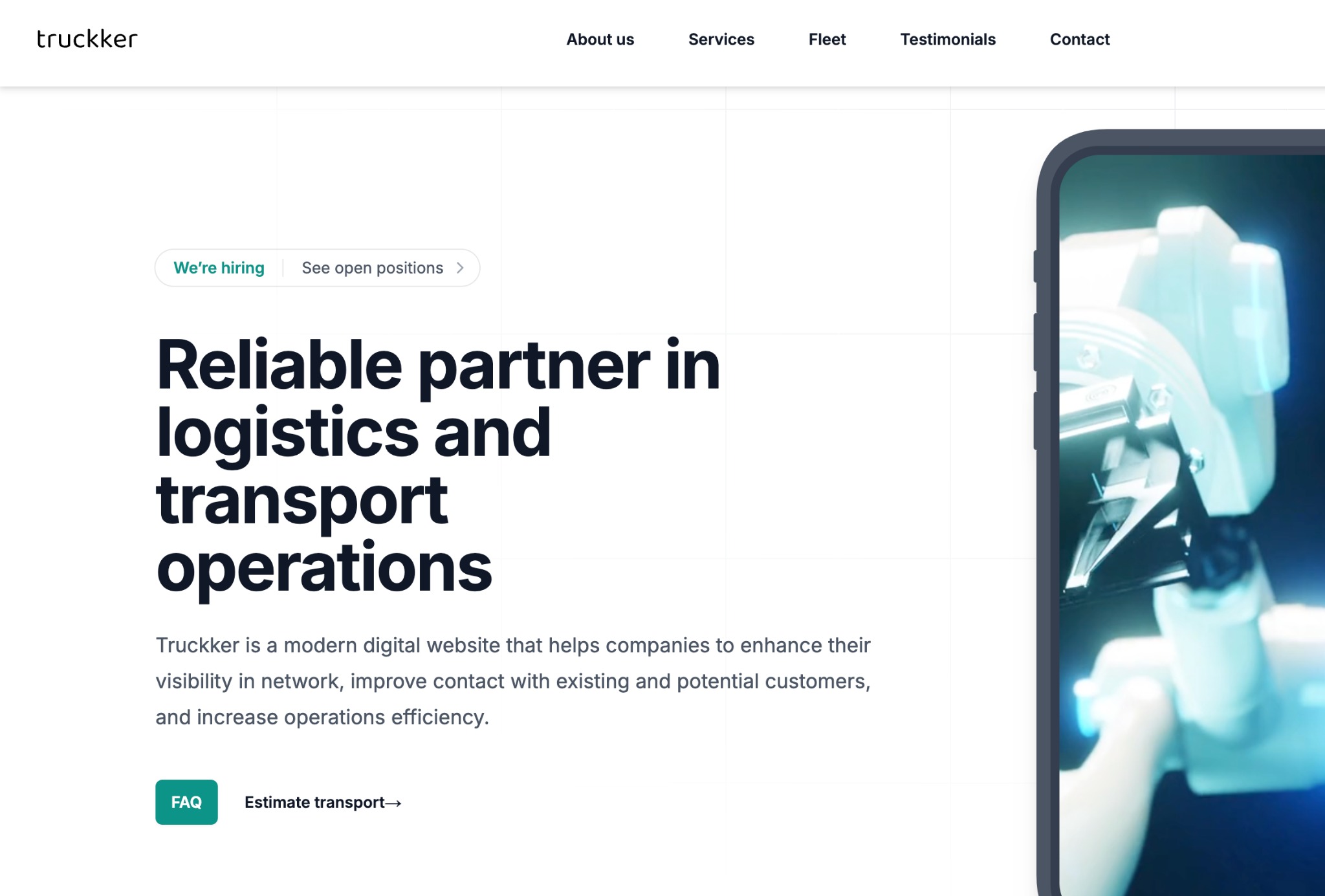 Strona internetowa firmy Truckker z Warszawy, prezentująca usługi logistyczne i transportowe. Na ekranie smartfona widoczna futurystyczna grafika.