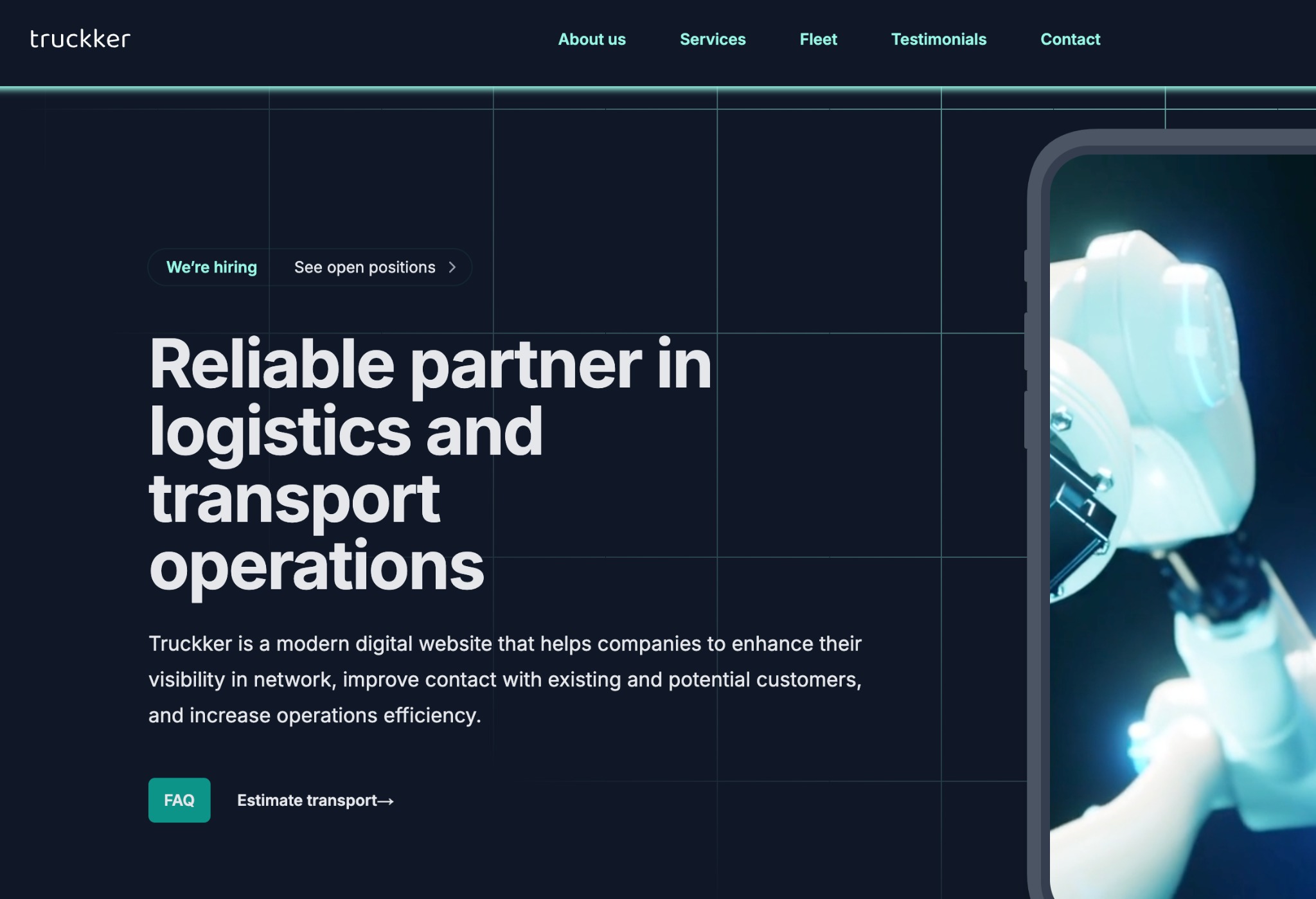 Strona internetowa firmy logistycznej Truckker, z robotycznym ramieniem w tle, podkreślająca innowacyjność i niezawodność w transporcie.