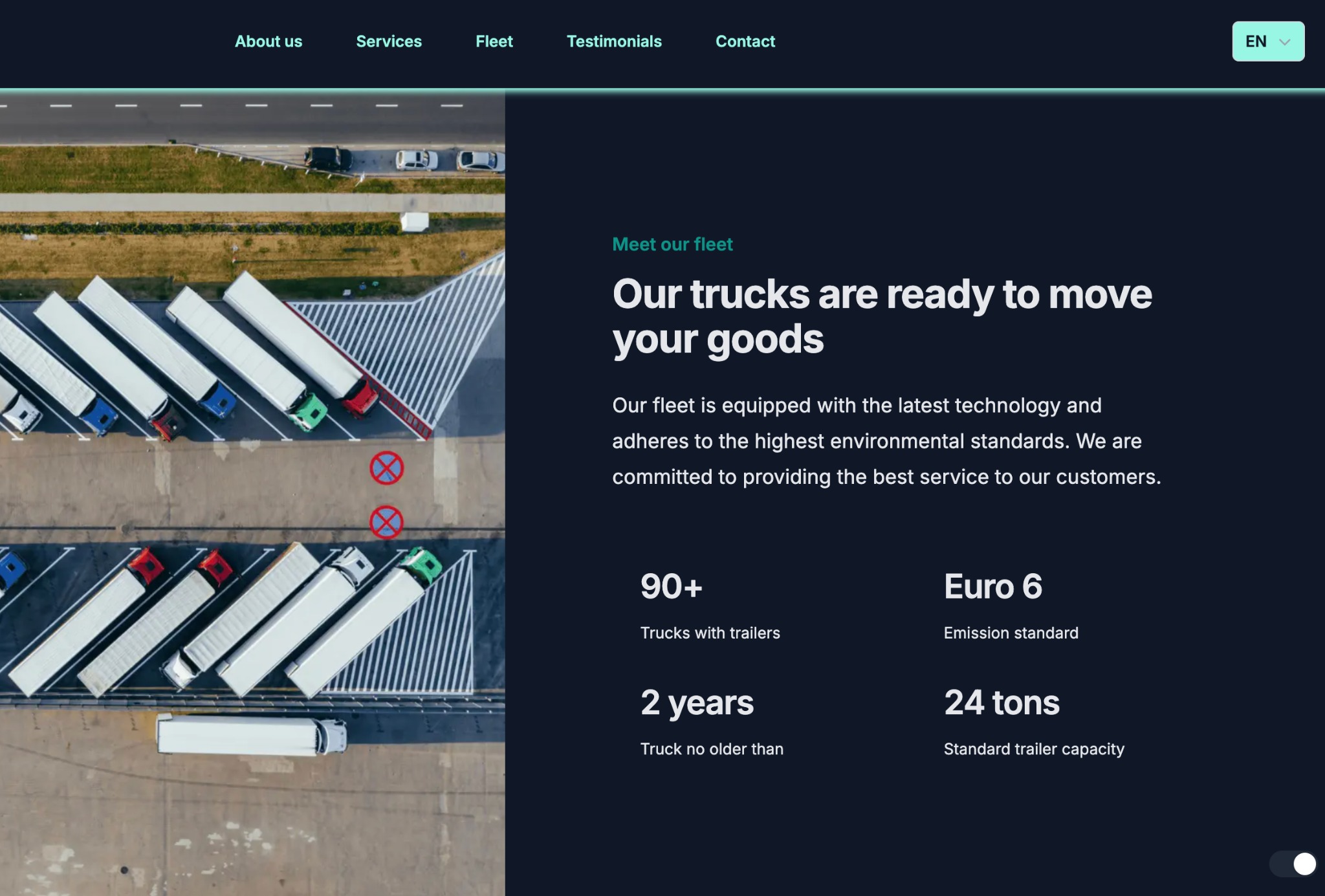 Zdjęcie z lotu ptaka przedstawia flotę ciężarówek z naczepami zaparkowanych na placu, widoczne linie parkingowe i oznakowanie poziome.