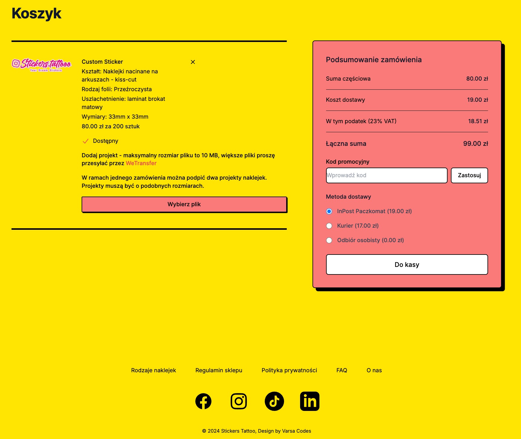 Zrzut ekranu strony koszyka sklepu internetowego oferującego personalizowane naklejki: podsumowanie zamówienia, wybór opcji dostawy i płatności, możliwość dodania pliku z projektem naklejki.