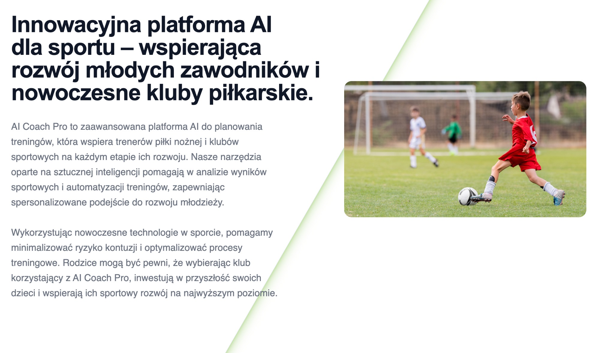 Chłopiec w czerwonym stroju kopie piłkę na zielonym boisku w Warszawie, w tle widoczna bramka i inni zawodnicy. Zdjęcie ilustruje trening piłkarski z wykorzystaniem nowoczesnej platformy AI.