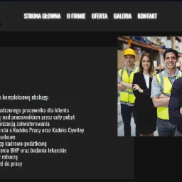 Uśmiechnięty mężczyzna w koszuli i krawacie na pierwszym planie, za nim pracownicy magazynu w kamizelkach odblaskowych i kaskach.