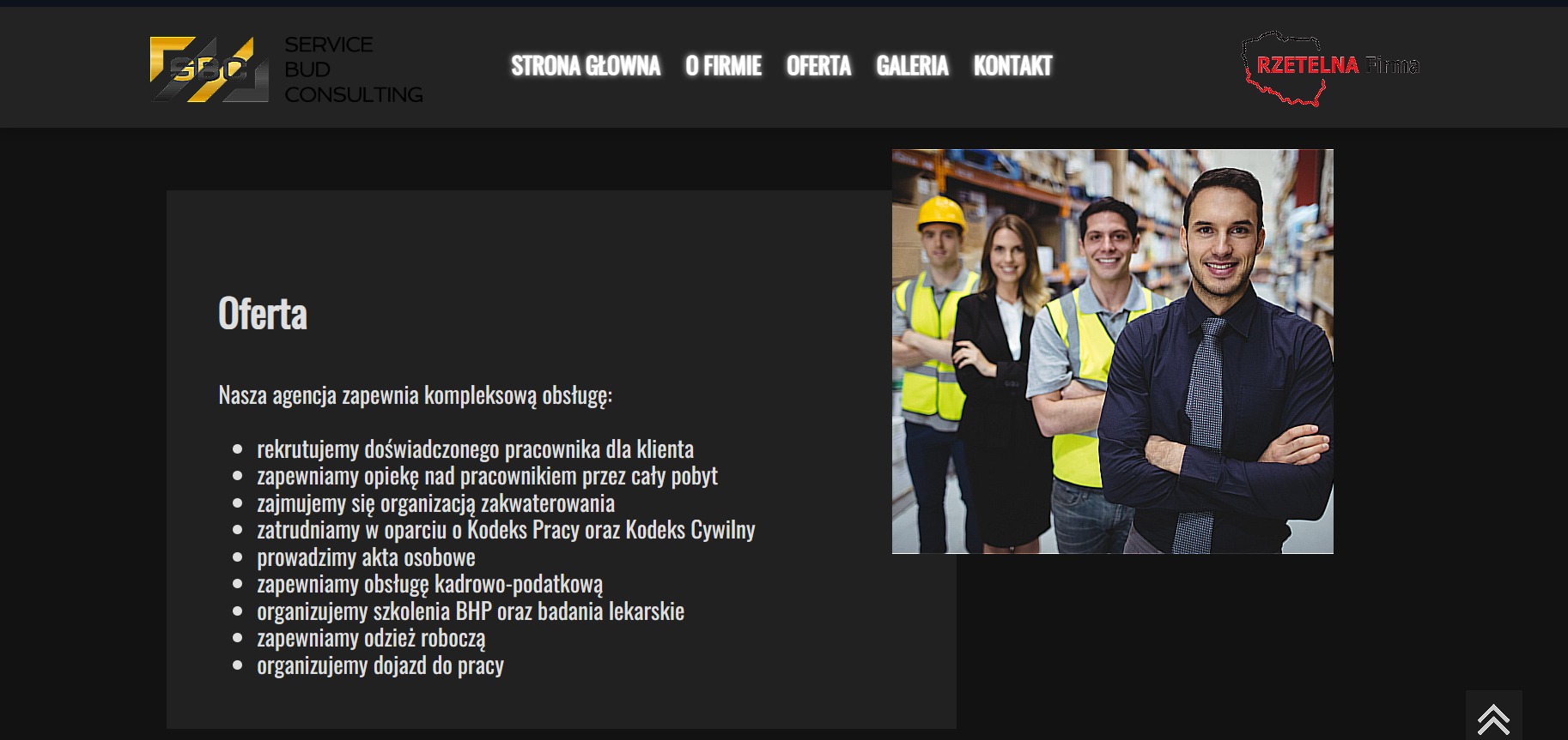 Uśmiechnięty mężczyzna w koszuli i krawacie na pierwszym planie, za nim pracownicy magazynu w kamizelkach odblaskowych i kaskach.