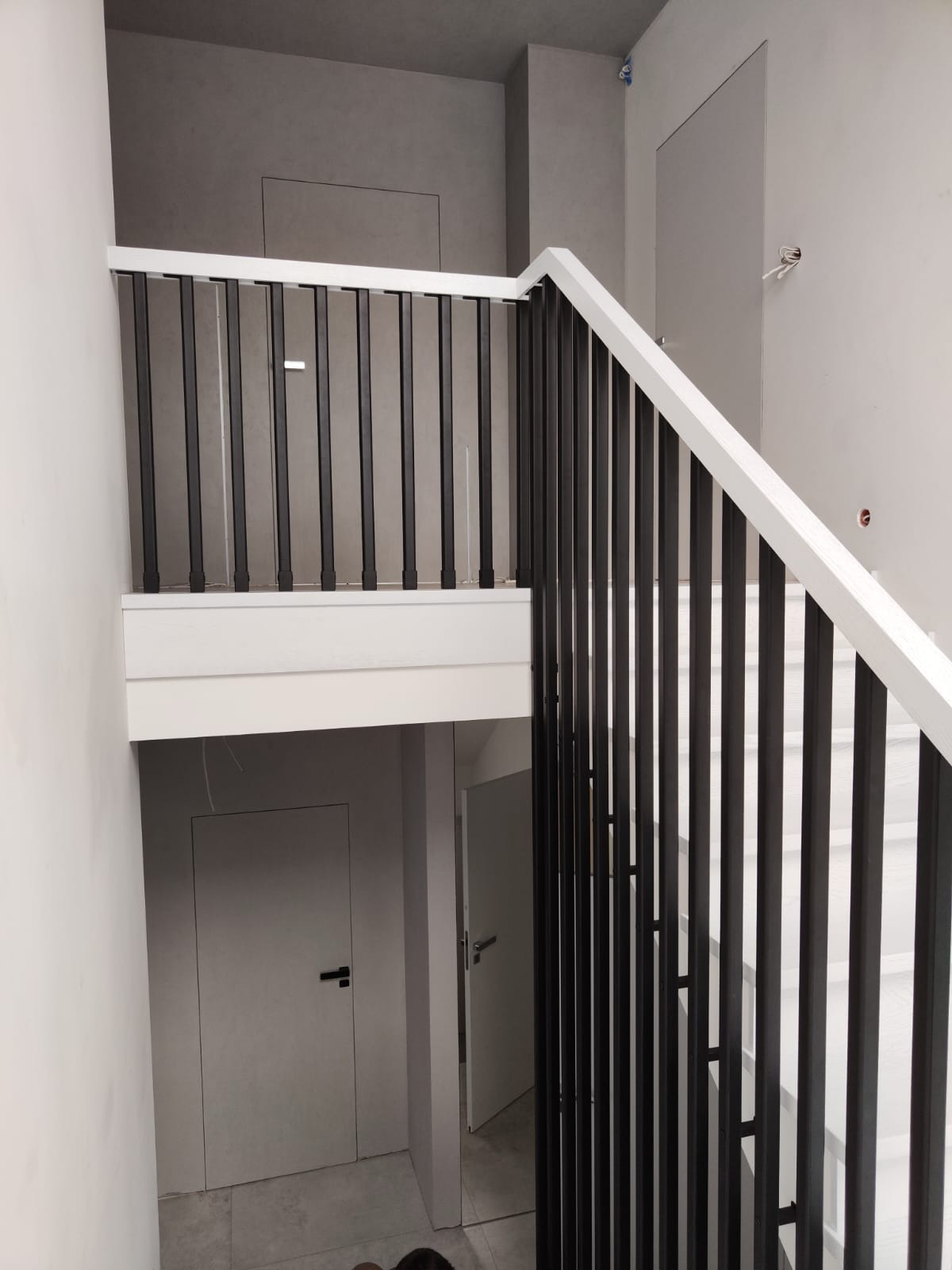 Obicie schodów betonowych z poręcza harfa.