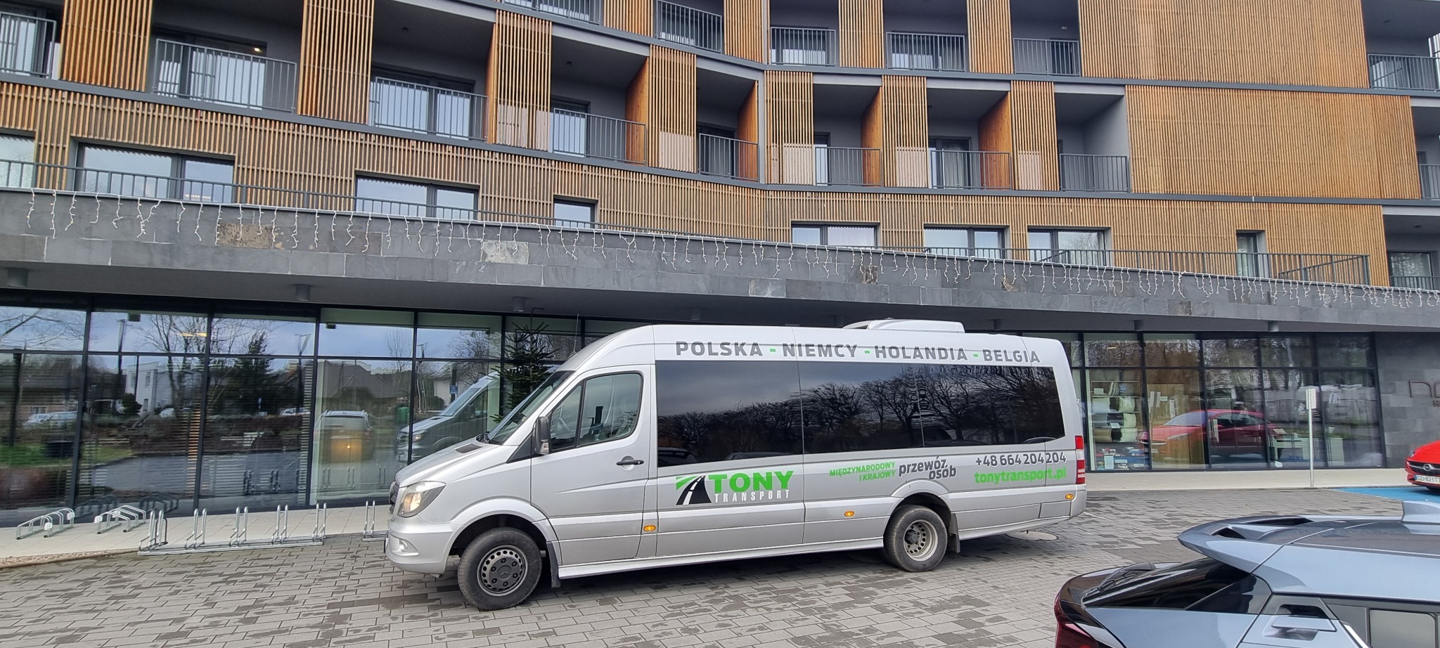 Jedne z naszych autobusów pod Hotelem w Charzykowy