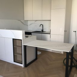 Pracownia SSQ - wykonano kuchnię wraz z blatem z hpl, fronty lakierowane