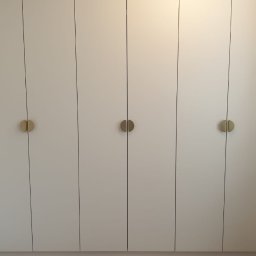 Pracownia SSQ - Wykonano szafę wnękową, fronty z płyty laminowanej.