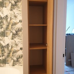 Pracownia SSQ - Wykonano szafkę wnękową w łazience, korpusy i front płyta laminowana drewnopodobna.