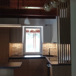 Pracownia SSQ - Wykonano całą zabudowę meblową kuchni, całość płyta laminowana kaszmir oraz drewnopodobna.