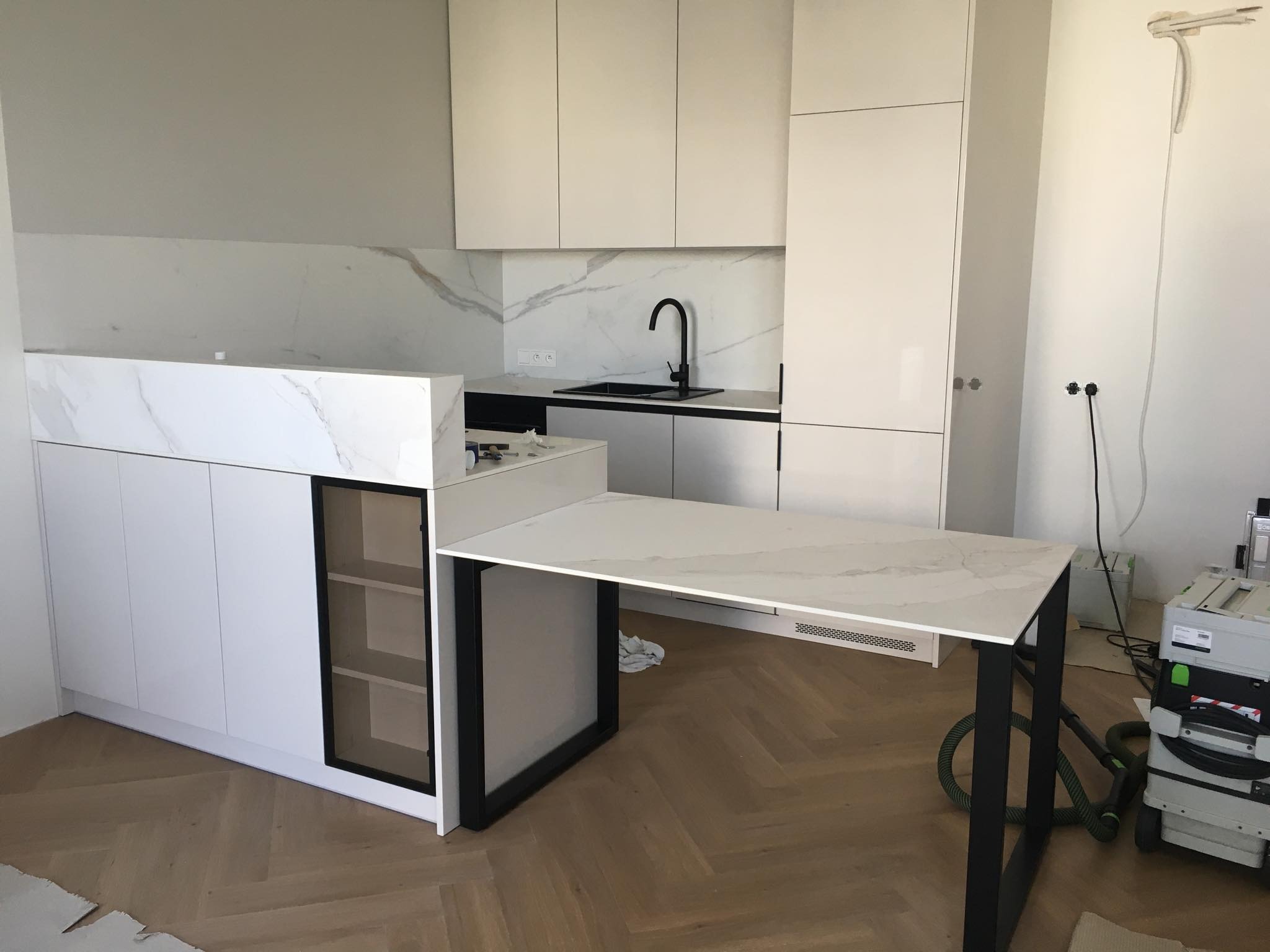 wykonano kuchnię wraz z blatem z hpl, fronty lakierowane