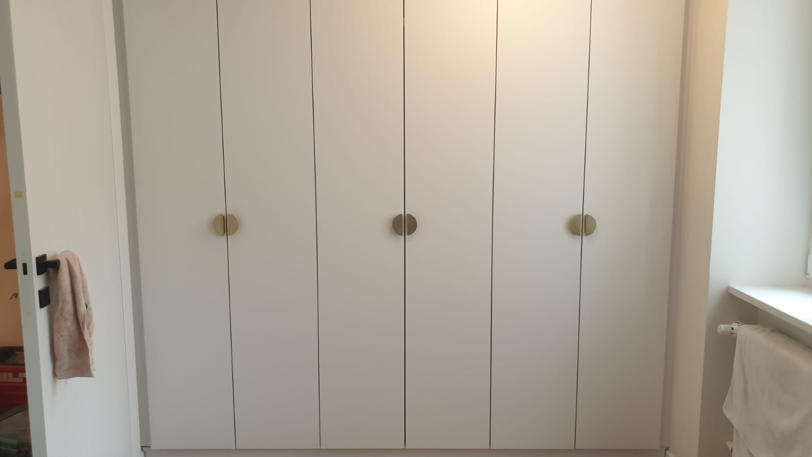 Wykonano szafę wnękową, fronty z płyty laminowanej.