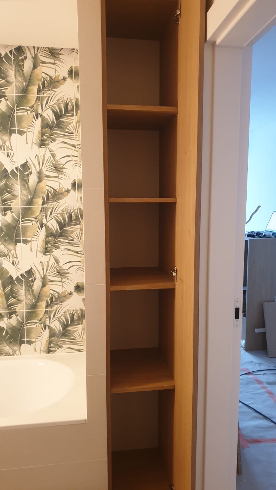 Wykonano szafkę wnękową w łazience, korpusy i front płyta laminowana drewnopodobna.