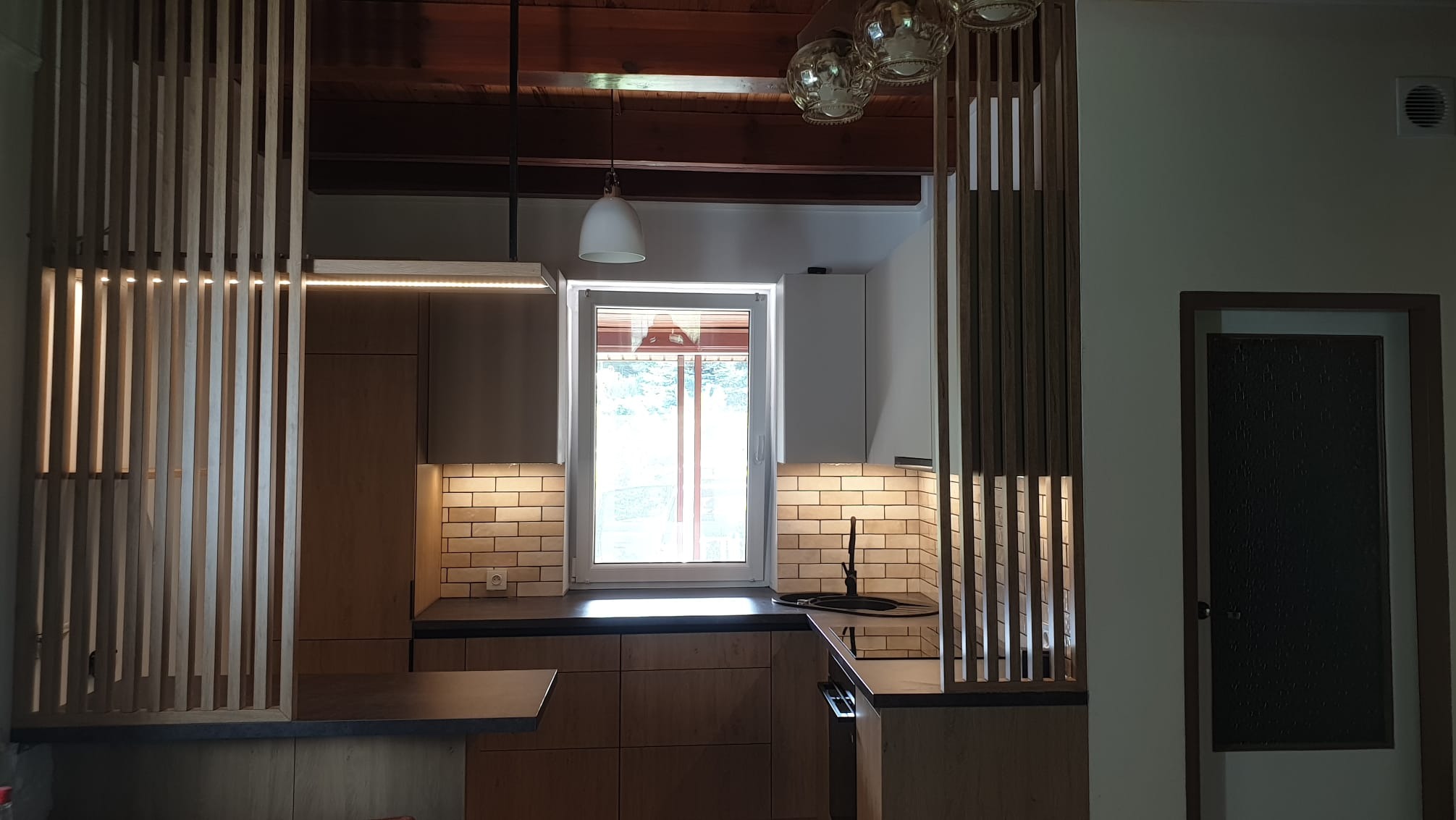 Wykonano całą zabudowę meblową kuchni, całość płyta laminowana kaszmir oraz drewnopodobna.