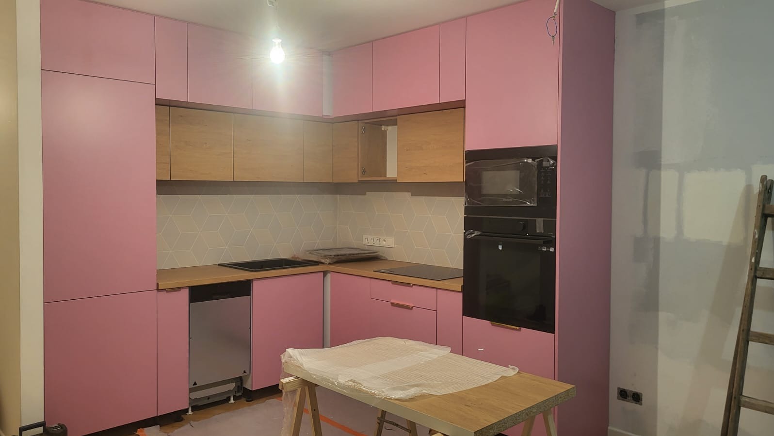 Zdjęcie nieukończonej kuchni, fronty płyta lakierowana mat.