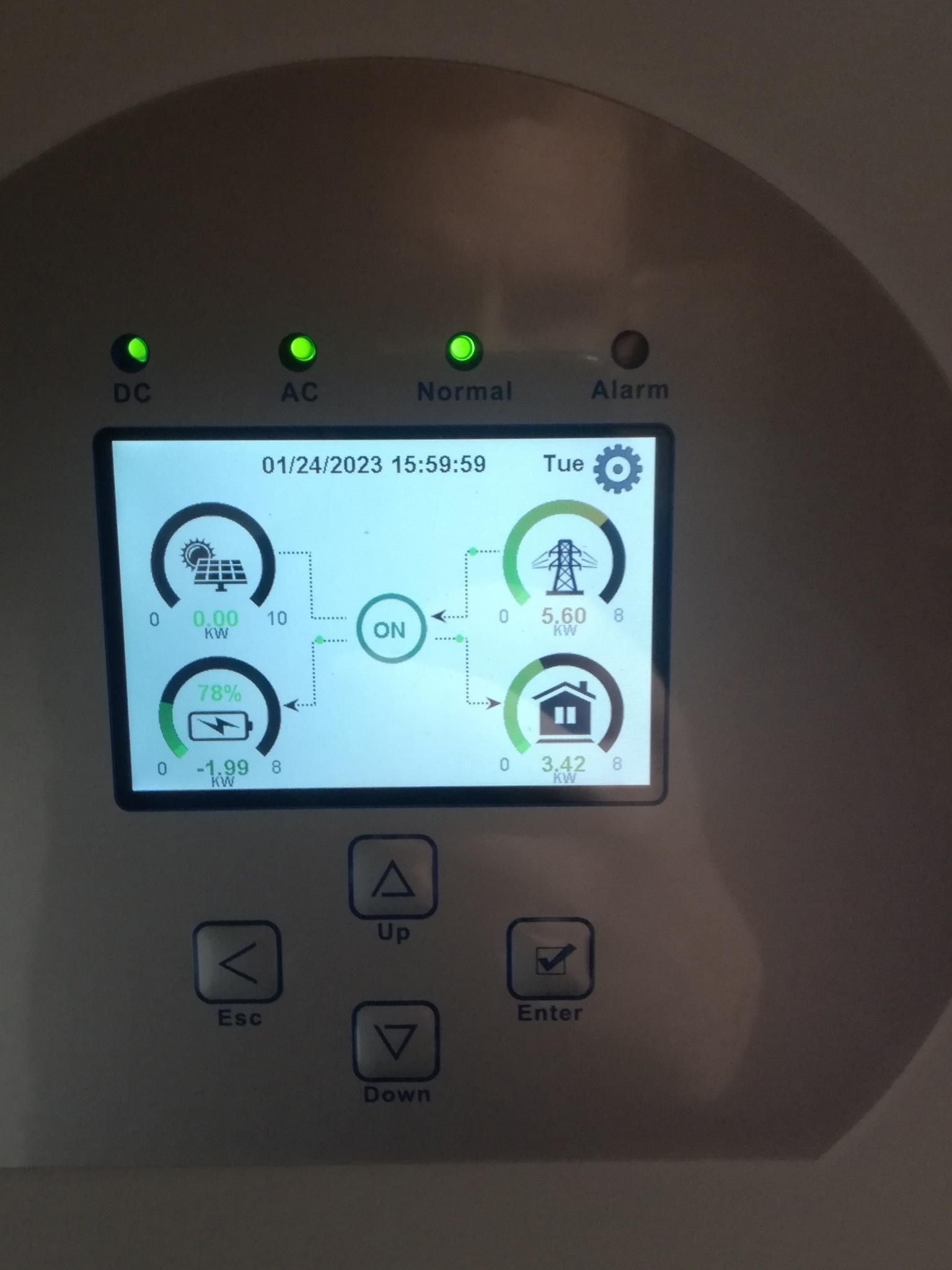 Ekran monitoringu systemu zasilania, pokazujący przepływ energii: panele słoneczne generują 0.00 kW, bateria naładowana w 78% oddaje -1.99 kW, sieć energetyczna pobiera 5.60 kW, a dom zużywa 3.42...