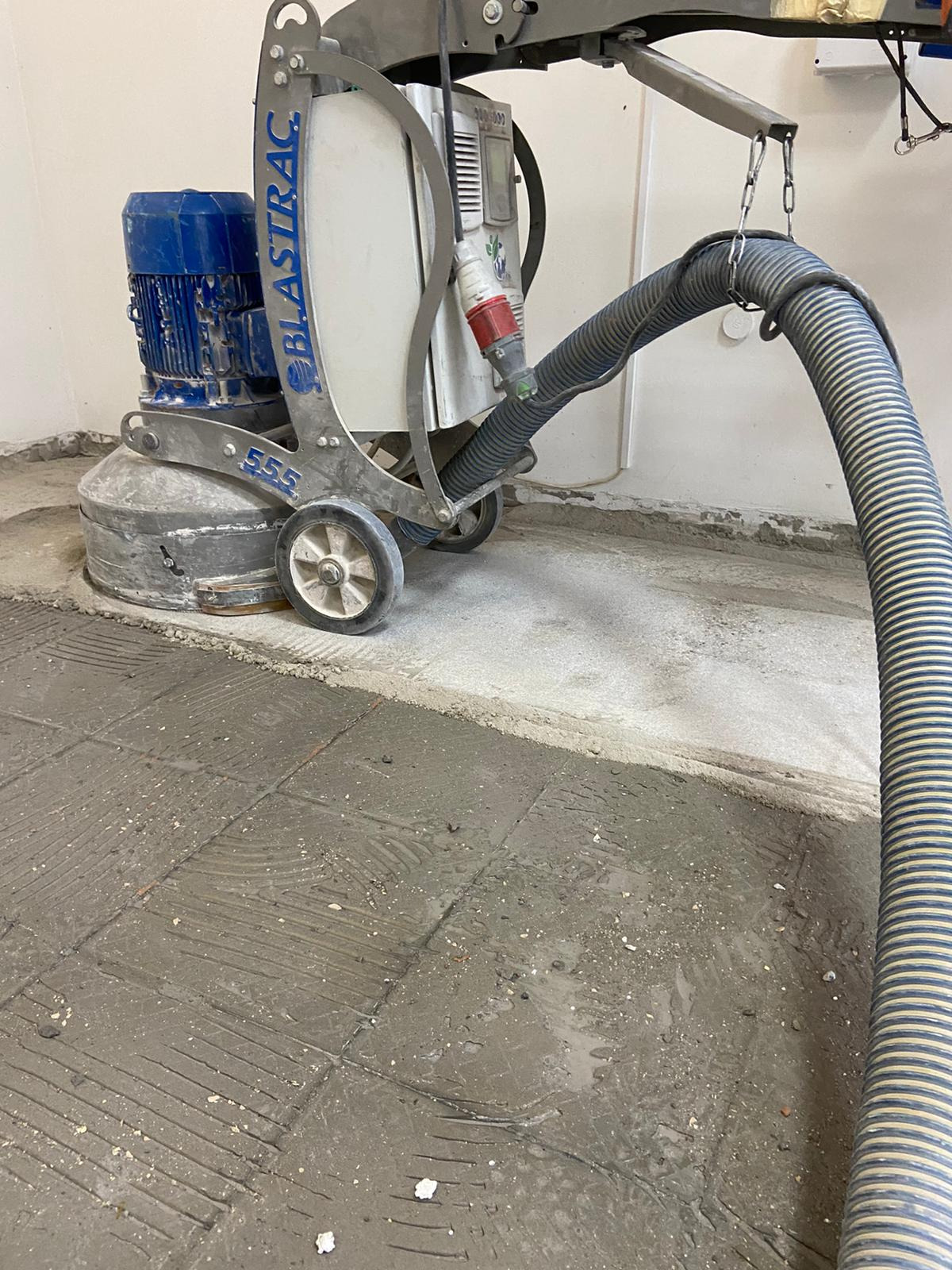 Szlifowanie kleju po płytkach