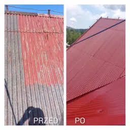 Porównanie stanu dachu z blachy falistej przed i po renowacji: zardzewiała, częściowo pomalowana powierzchnia kontra świeżo pomalowany, jednolity czerwony kolor.