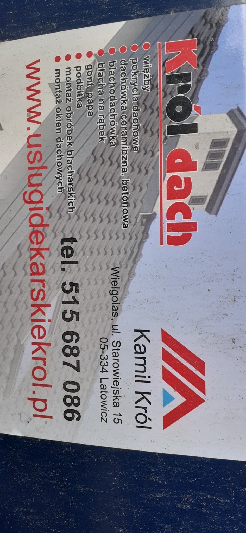 Wizytówka firmy dekarskiej z ofertą: więźby, pokrycia dachowe (dachówka ceramiczna, betonowa, blachodachówka, blacha na rąbek, gont, papa), podbitka, montaż obróbek blacharskich, montaż okien...