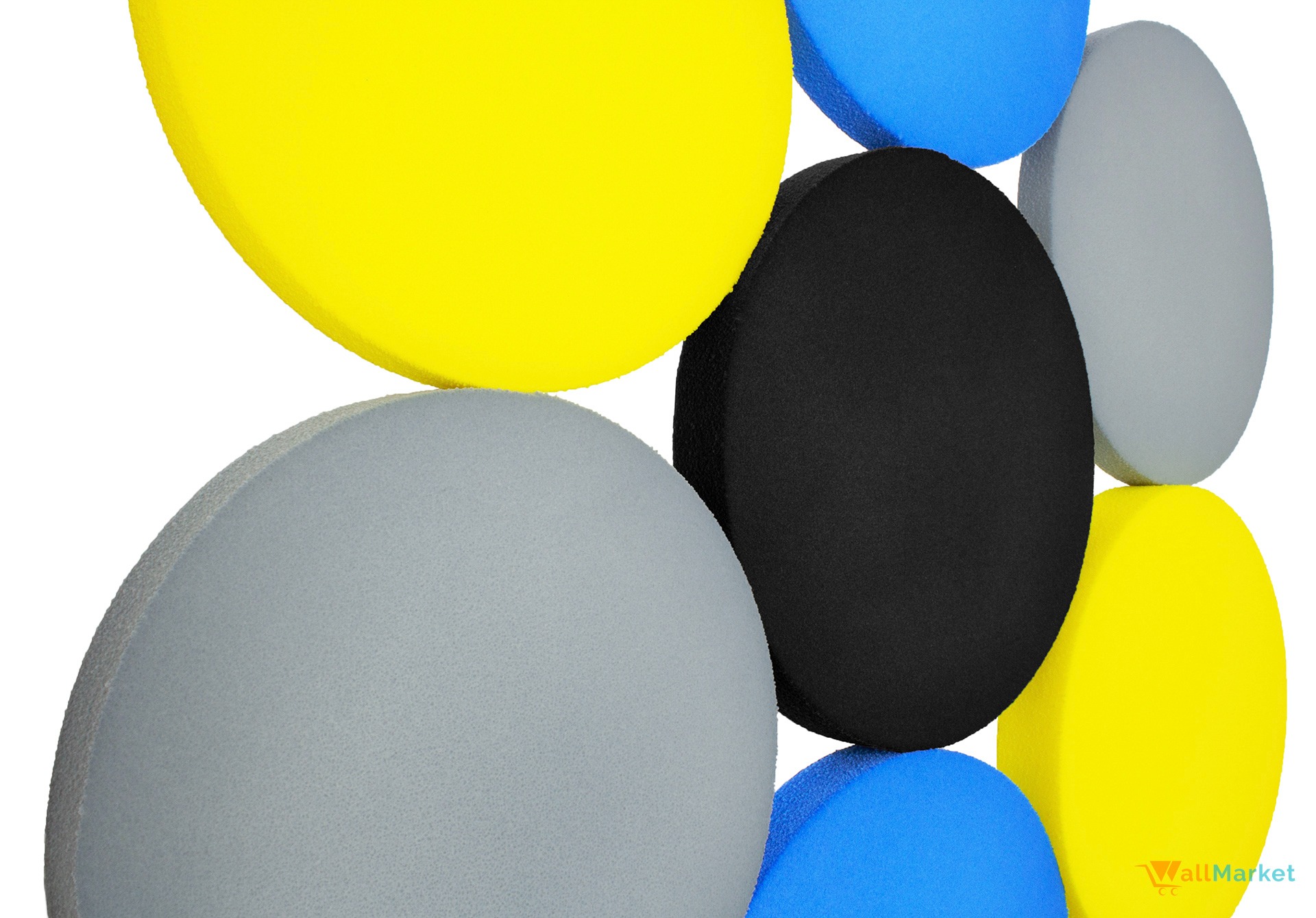 Kolorowe, okrągłe panele akustyczne z pianki w odcieniach żółci, szarości, czerni i błękitu, tworzące abstrakcyjną kompozycję na białym tle.