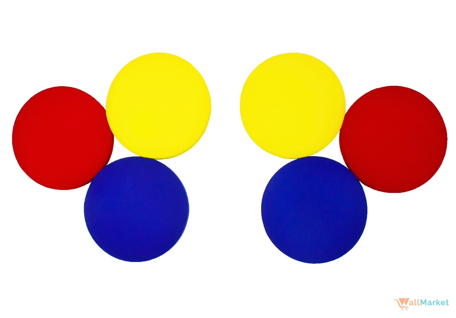Dwa zestawy po trzy okrągłe, kolorowe panele akustyczne: czerwony, żółty i niebieski, ułożone w trójkąt na białym tle.