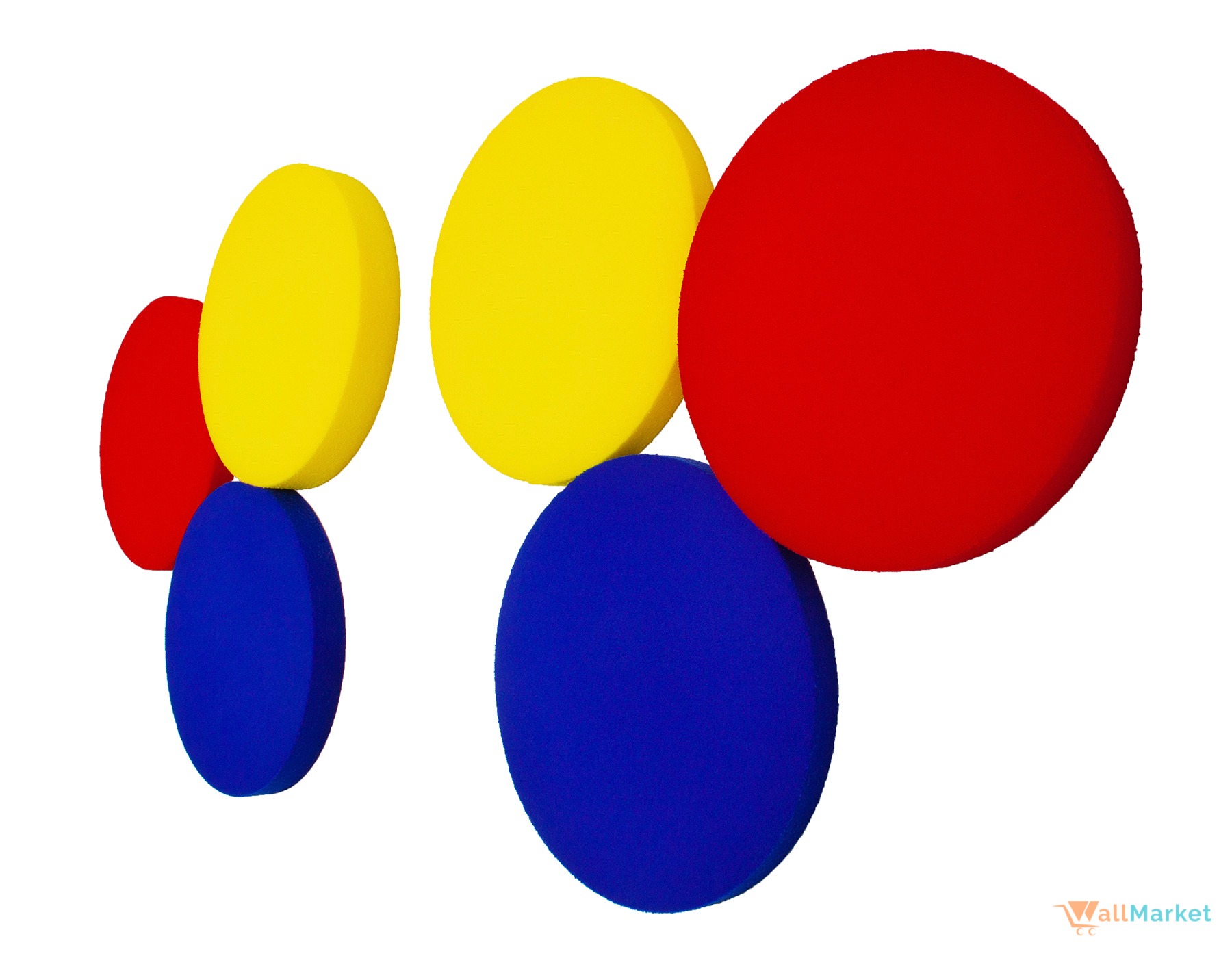 Dekoracyjne panele ścienne w kształcie kolorowych kół: czerwone, żółte i niebieskie, tworzące kompozycję na białym tle.