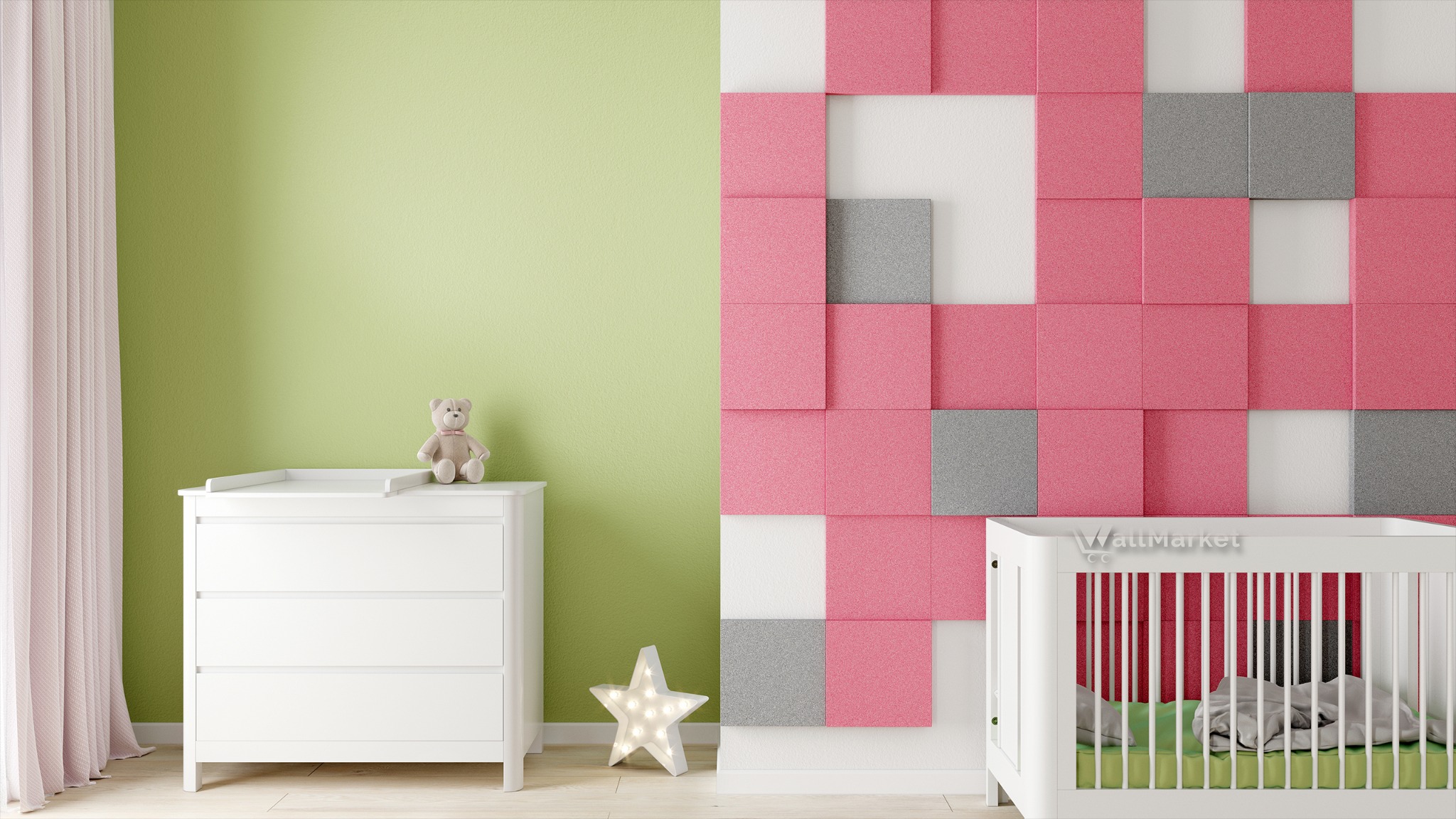 Pokój dziecięcy z zieloną ścianą, białymi meblami i dekoracyjną ścianą z paneli akustycznych w kolorach różowym, szarym i białym, obok białe łóżeczko dziecięce.